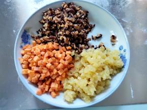 泡好的香菇挤干水切碎，胡萝卜和萝卜干也切碎。泡香菇的水可以煮饭或煮汤。