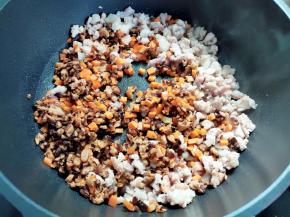 接着下香菇丁和胡萝卜丁炒至断生。