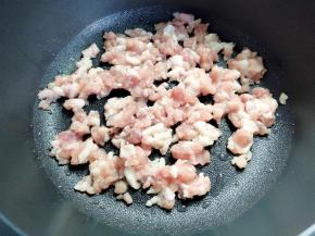 锅里倒入比肉末一半多点的油，先下肉末煸炒至变色。