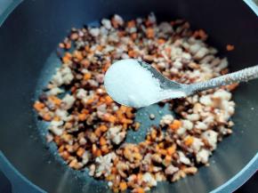 加入1小勺盐，继续煸炒。