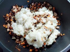 倒入糯米饭，稍微翻炒几下。