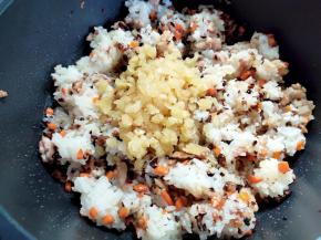 加入萝卜丁。加适量生抽调味，翻炒拌匀。