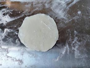 饺子皮用擀面杖擀几下，边缘擀薄。