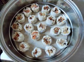 水烧开后，将包好的烧卖上锅蒸10-12分钟，因为里面的糯米饭是熟的，主要把饺子皮蒸熟就可以了。