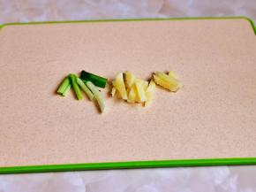 葱姜去皮切好，我只用了葱白部分。