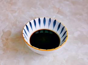 料酒，酱油，蚝油混合在一起。