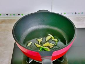 起油锅，加入姜葱煸炒出香味。