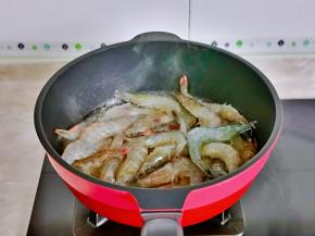 倒入处理好的基围虾煸炒。