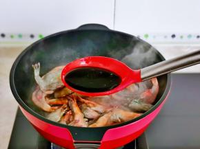 再加入调味汁，半碗纯净水，大火烧开。