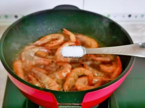 按个人口味加入盐。