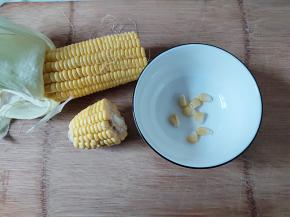 新鲜玉米剥粒。我是手剥的，有些人嫌麻烦，用刀切的。但是玉米胚芽是好东西，手剥的可以尽量保留胚芽部分。