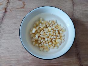 将剥好的玉米粒清洗干净。