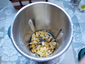 用机器配的量勺量取3勺玉米粒。