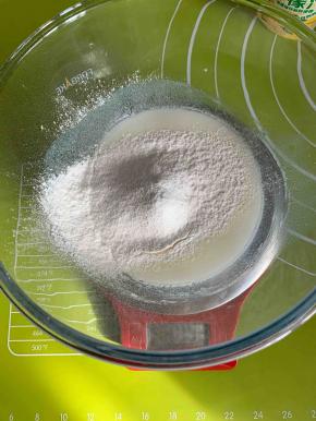 以Z字手法拌匀，切忌转圈搅拌，以免面粉起筋