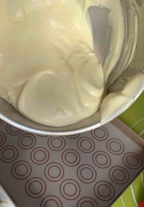 面糊以20厘米的高度倒入烤盘