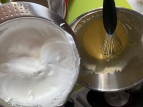 混合蛋白霜和蛋黄糊