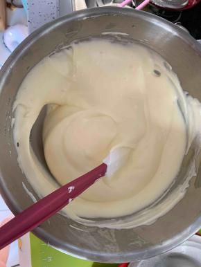 以翻拌，抄拌，切拌手法混合拌匀，切忌搅拌，否则会消泡