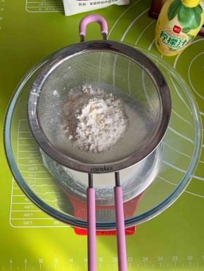 筛入低筋面粉