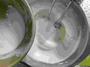 略微出现纹路的时候，加入最后的三分之一砂糖