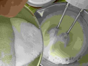 鱼眼泡变细腻时，第二次加入三分之一砂糖