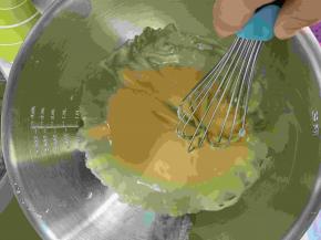 加入蛋黄，这里使用的是后蛋法