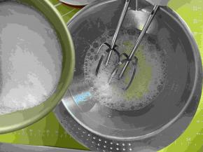 打至出现鱼眼泡时，第一次加入三分之一砂糖