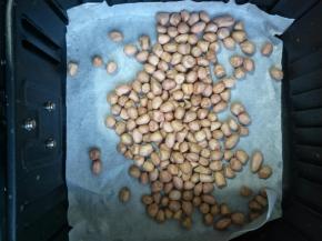 把花生米放入空气炸锅中烘熟。