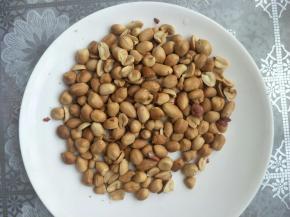 去除花生的红衣待用。