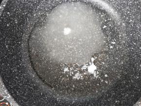 锅中倒入清水和白糖。