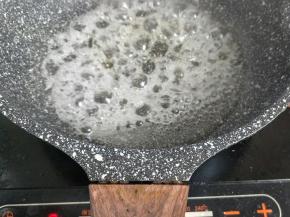 开小火煮至水分蒸发冒大泡泡变小泡泡的状态。