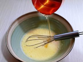加入玉米油，使油和蛋液完全融合再一起，(色拉油也可以，但是一定要无味的)