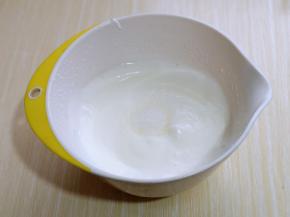 蛋白打发，往蛋白里滴入白醋电动打蛋器将蛋白高速打发至呈现鱼眼泡时，加入三分之糖。