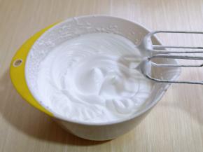 电动打蛋器高速打发，打至湿性发泡时加入最后的三分之一糖，，继续打发至蛋白出现细腻的纹路，将电动打蛋器调低速打发一会儿，感觉有些阻力时，就可以停止打发，以免消泡，提起打蛋器有微微的弯勾就可以。