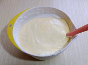 最后将蛋黄糊倒入蛋白霜的容器中，继续翻拌的手法，直至看不到蛋白霜即可。