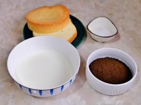 准备好奶油的食材，蛋糕从中间切开。