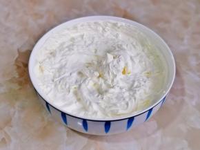 淡奶油中加入白砂糖，电动打蛋器打发即可。