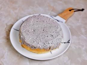 取一片蛋糕，抹上打发的奥利奥奶油。