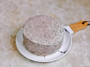 再叠加上另一片，均匀抹上奶油，抹平即可。