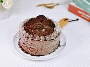 剩下的奶油西装裱花袋中，挤在蛋糕的一圈，再放上饼干，撒上饼干碎就好啦！