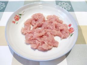 瘦肉洗干净先切粒，加盐再一起剁碎。然后用一个浅盘装肉末，浅盘方便拨出肉馅。