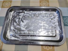 准备一个干净的托盘，撒一点玉米淀粉防粘。