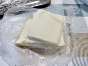 这就是清汤的皮，是方形的，很薄，透过面皮可以看清盘子上的花纹。有的地方也有这种薄的馄饨皮卖，可以代替。