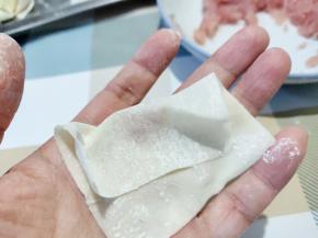 将面皮翻过来一半。