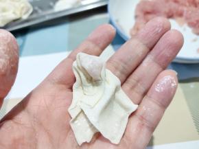 五指收扰一下，左右部分面皮叠在一起，轻轻压一下，这样煮的时候不容易散。