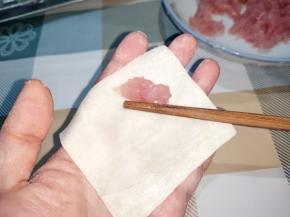 也可以像小馄饨一样包法。肉馅放面皮偏上一个角的位置。