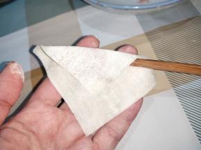 将面皮翻过来三分之一。