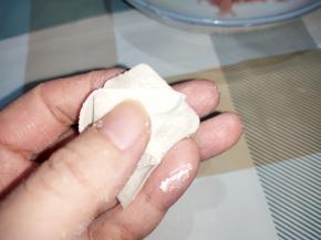 左手食指要顶在中间，两头相叠部分稍微捏一下，防止散开。注意不要和肉馅部分一起捏紧了，这样不容易煮熟。