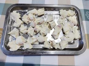 包好的清汤散放在托盘上。开始烧水。