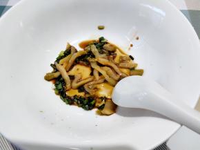 一个大面碗，加入一些榨菜丝和葱花，加一点生抽和芝麻油，以前是用的猪油，更香