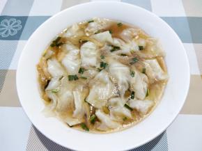 将清汤捞到面碗中，稍微拌一下，就可以吃了。